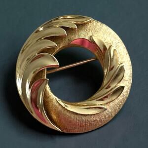 "Crown Trifari" vintage circular brooch brushed matte and polished gold finishes